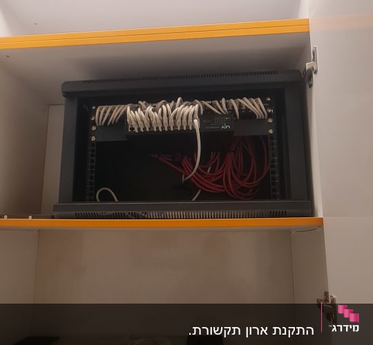ארון תקשורת עם כבלים ומתגים